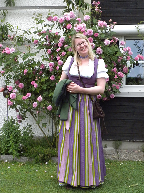 dirndl1.jpg (295013 bytes)