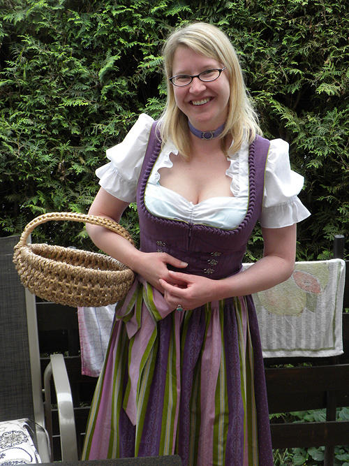 dirndl2.jpg (341972 bytes)